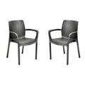 Dos sillas de comedor de plástico gris oscuro con respaldo y asiento de rejilla, vista frontal