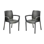 Dos sillas de comedor de plástico gris oscuro con respaldo y asiento de rejilla, vista frontal
