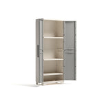 Armario alto de resina gris y beige con cuatro estantes, puertas abiertas, vista frontal ligeramente ladeada