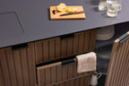 Detalle de los cajones y la cubierta de la cocina exterior Keter en uso