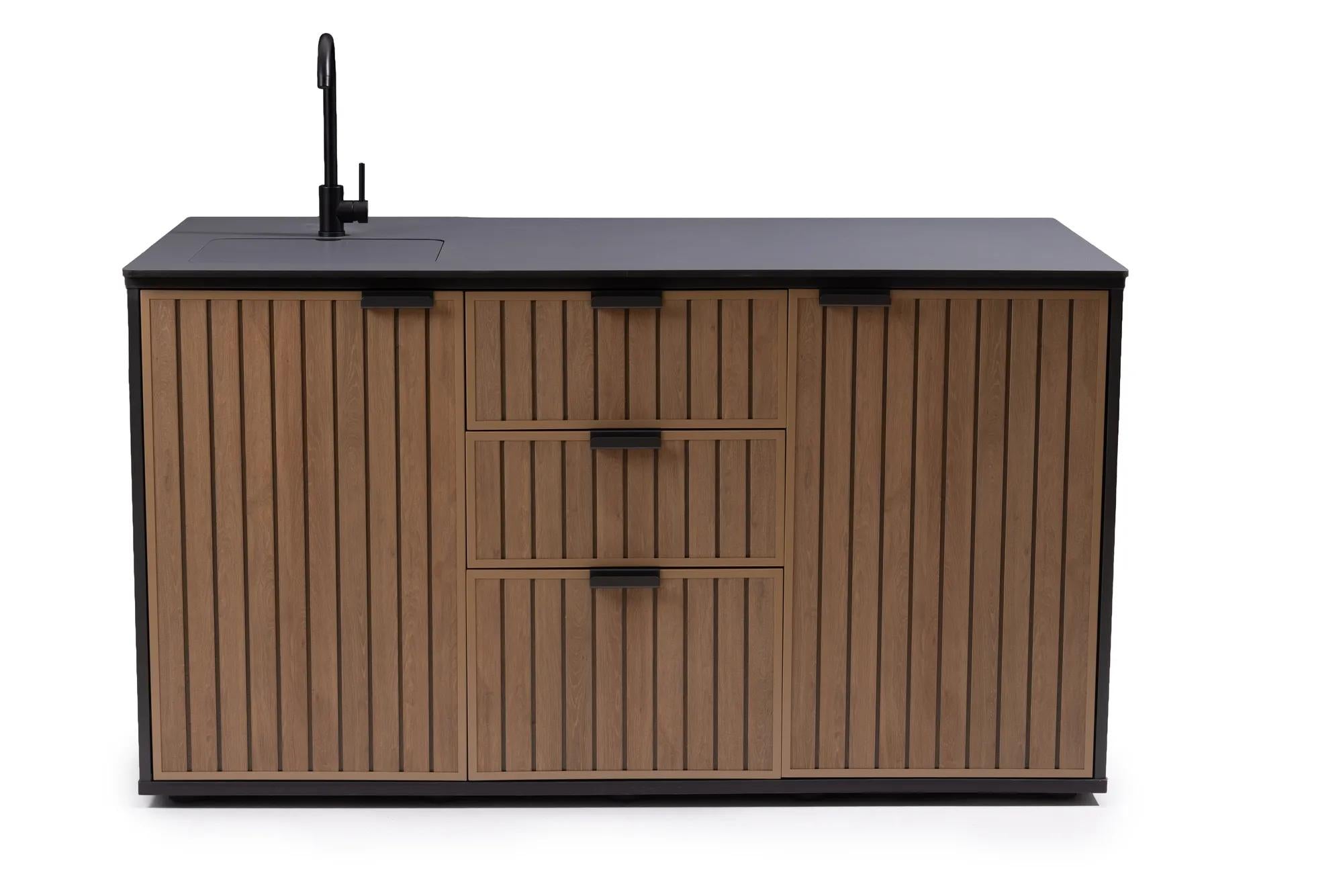 Cocina exterior compacta Keter con fregadero, grifo y frente color madera