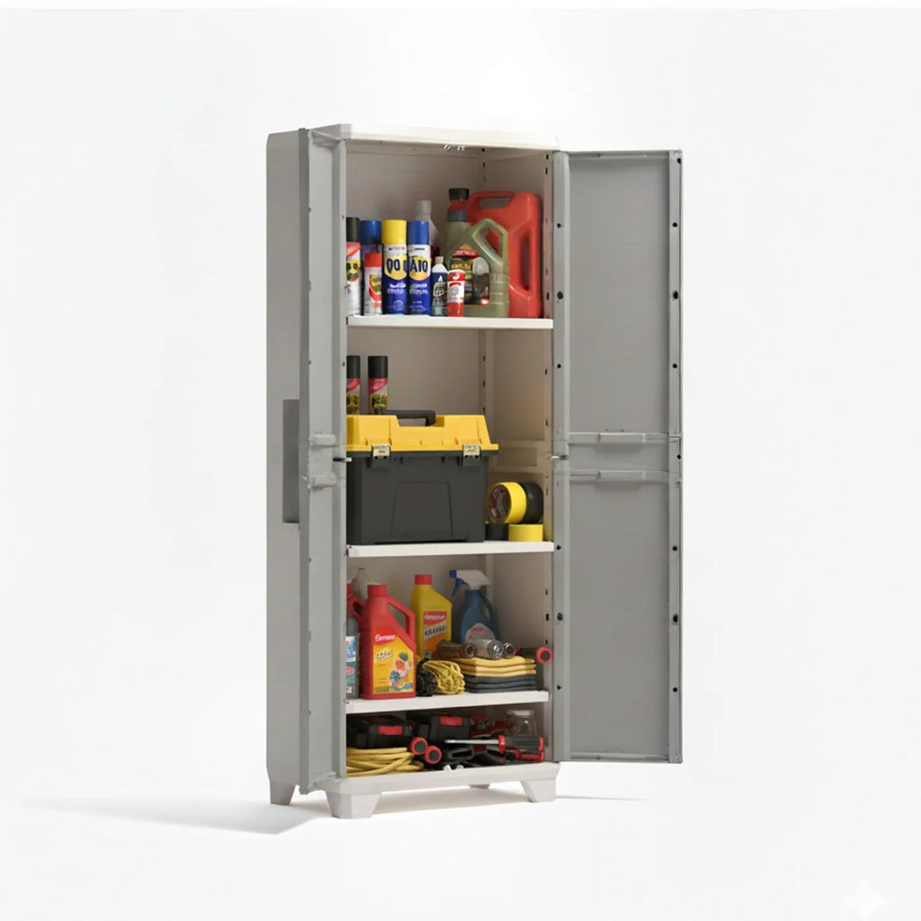Armario alto de resina gris con una puerta abierta, mostrando estantes con herramientas y productos de limpieza