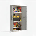 Armario alto de resina gris con una puerta abierta, mostrando estantes con herramientas y productos de limpieza