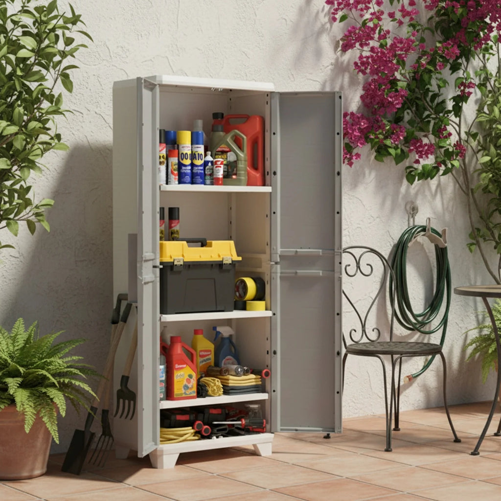 Armario gris de resina con puertas abiertas, mostrando estantes con herramientas y productos, en una terraza