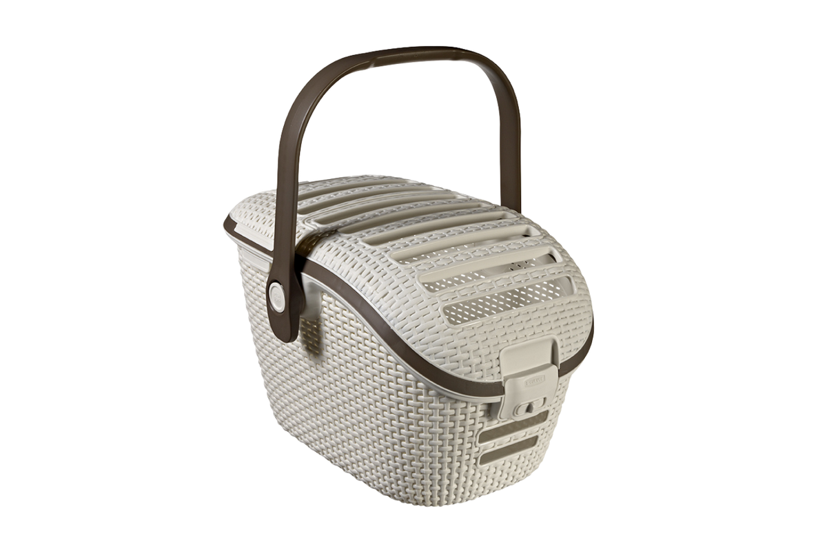 Transportadora de mascotas de plástico color crema con textura de ratán y asa marrón, vista frontal