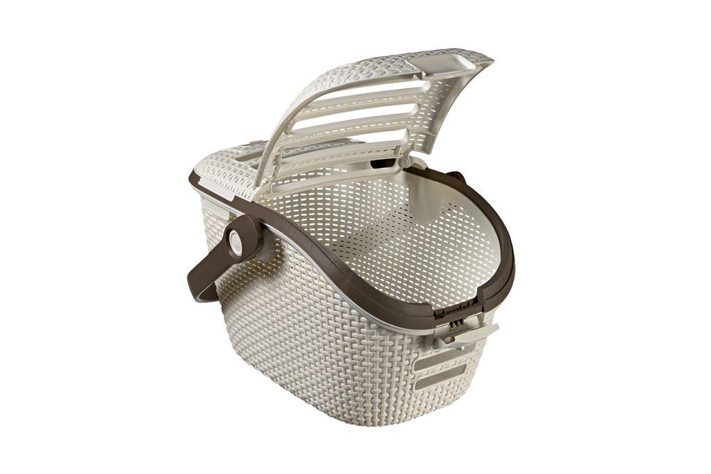 Transportadora de mascotas de plástico beige con efecto ratán, tapa abierta y asa marrón, vista frontal ligeramente elevada