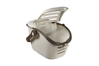 Transportadora de mascotas de plástico beige con efecto ratán, tapa abierta y asa marrón, vista frontal ligeramente elevada