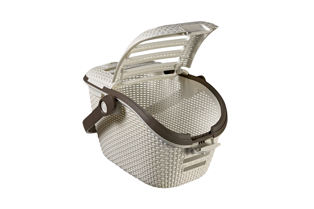 Transportadora de mascotas de plástico beige con efecto ratán, tapa abierta y asa marrón, vista frontal ligeramente elevada