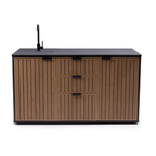 Cocina exterior frontal de madera marrón y metal negro con fregadero y grifo negros, dos armarios y tres cajones