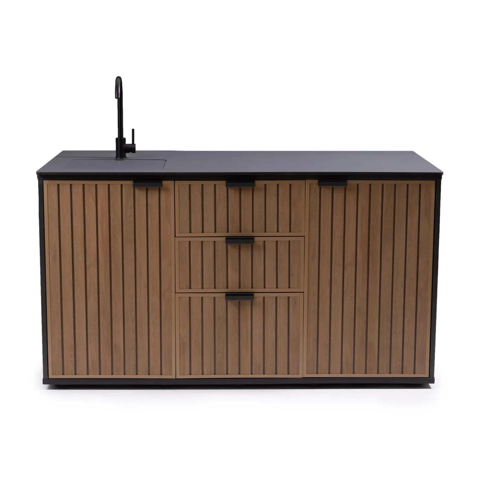 Cocina exterior frontal de madera marrón y metal negro con fregadero y grifo negros, dos armarios y tres cajones