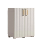 Armario bajo de plástico beige con puertas acanaladas y tiradores de madera, vista frontal ligeramente angulada