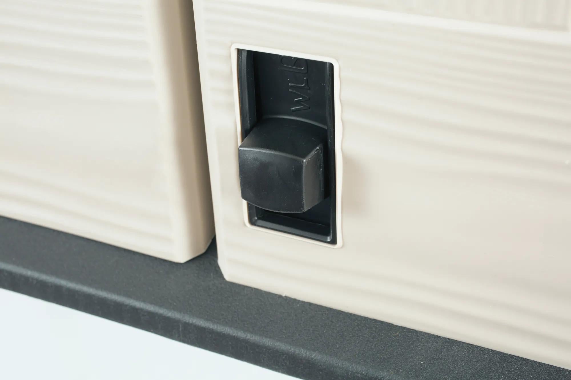 Baul de Almacenamiento Exterior Keter Store It Out Max Marron y Beige