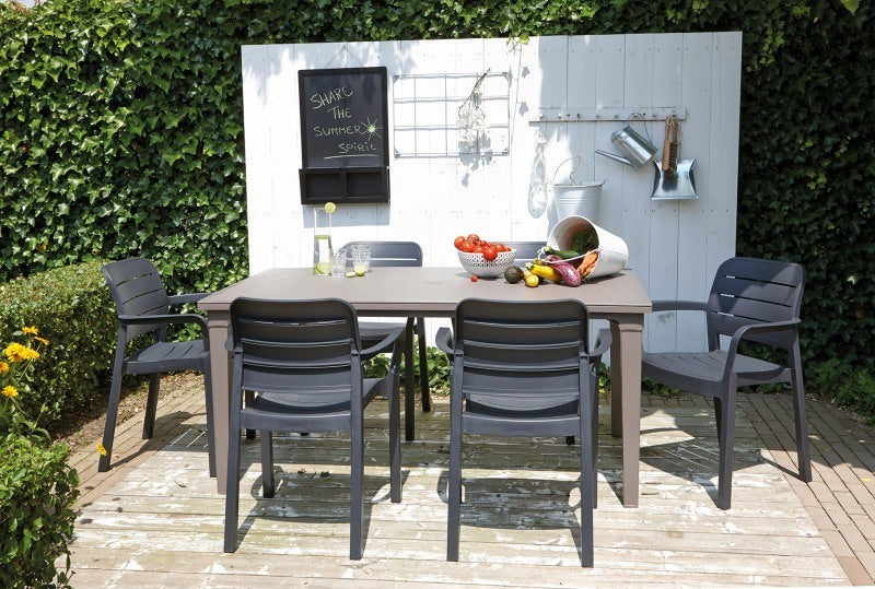 Seis sillas Keter Tisara grafito alrededor de una mesa de jardin